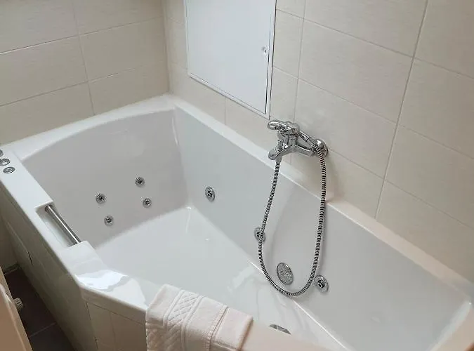 Moselromantik Am Panoramabogen מלון